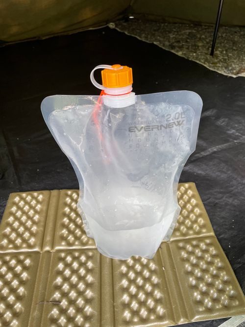 水を入れて自立したEVERNEWウォーターキャリー2L
