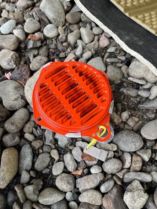 閉じた状態の携帯防虫器