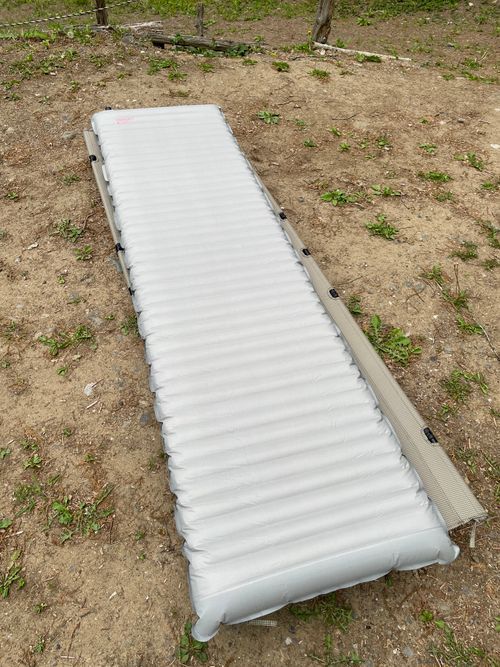 地面に広げたエアマット