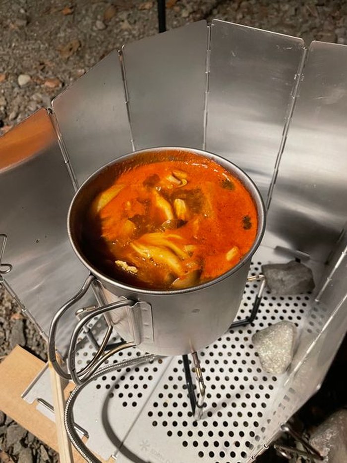 赤から鍋の素で作った鍋、具材を煮込んでいる様子