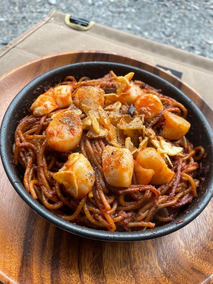 ニンニクとホタテを乗せた暗殺者のパスタ、トマトソースで焼き上げた一皿