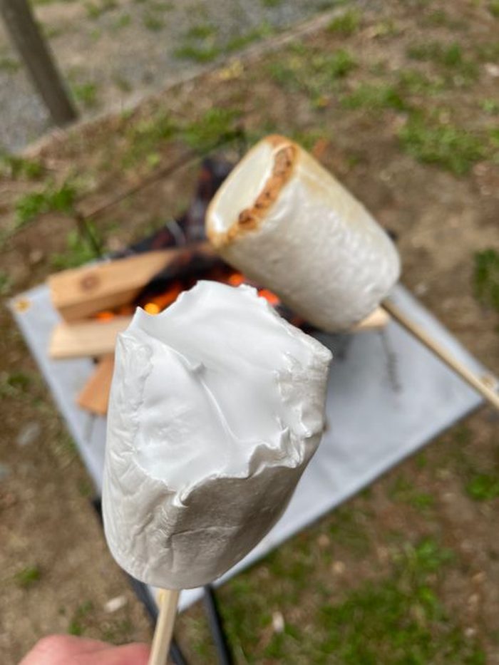 焚き火で炙る特大マシュマロ2つ