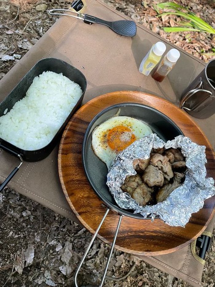 アルミホイルで焼いた鶏肉と目玉焼き、白ごはん