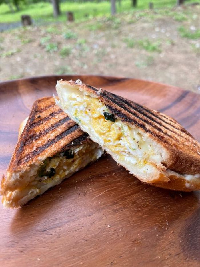 たまごを挟んで焼いたホットサンド、断面図