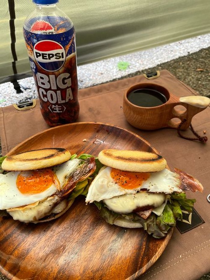 イングリッシュマフィンに目玉焼き、ハンバーグ、ベーコンを挟んだバーガー
