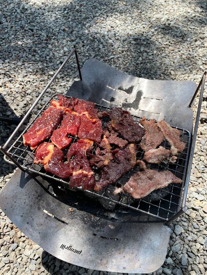 牛ハラミと豚カシラ、しめじを焼く網焼き
