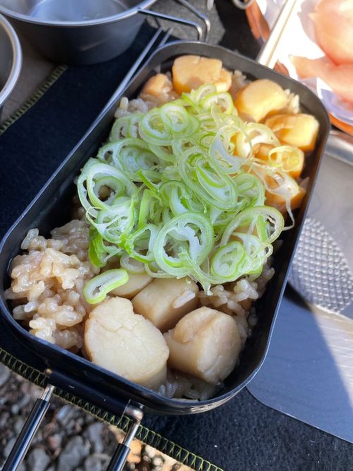 ネギをのせたホタテの炊き込みご飯、メスティンに盛り付け