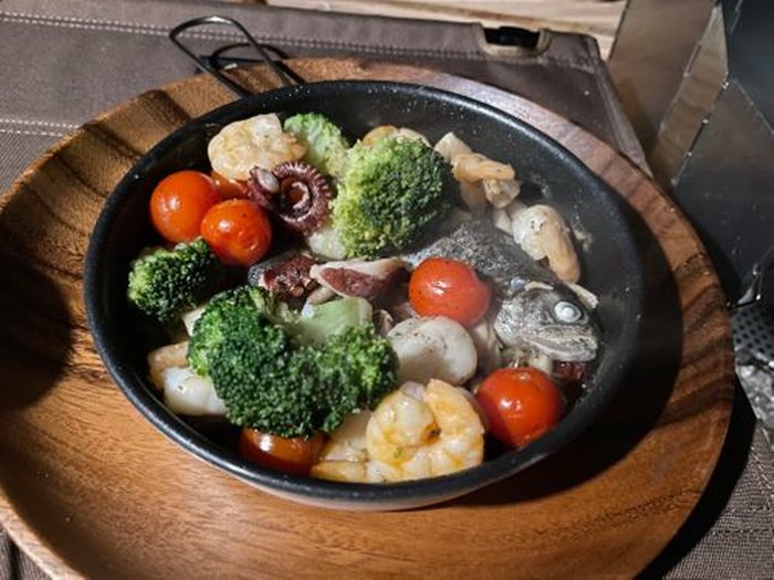 ニジマスとエビ、トマト、ブロッコリーを煮込んだアクアパッザ