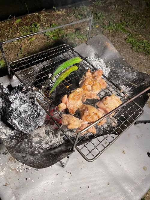 鶏肉と野菜を焼いている様子