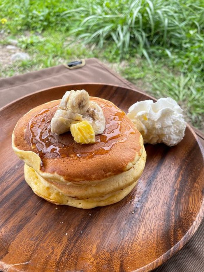 バナナと蜂蜜、ホイップクリームをのせたホットケーキ