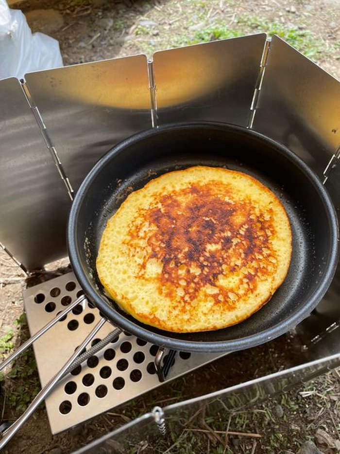フライパンで焼き色をつけているホットケーキ