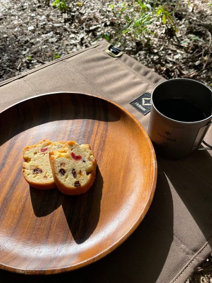 木製プレートに乗せたパウンドケーキとコーヒー