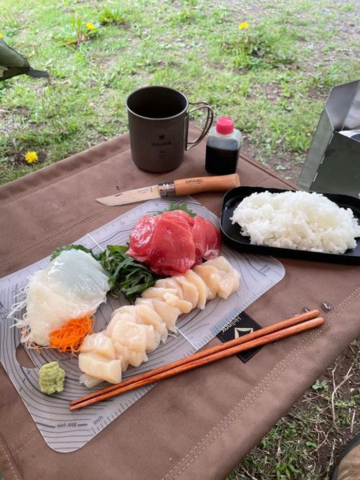 マグロとホタテ、イカの刺身、わさびと白ごはん