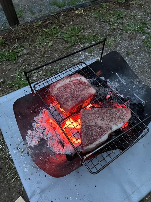サーロインとリブロースを炭火で焼いている様子
