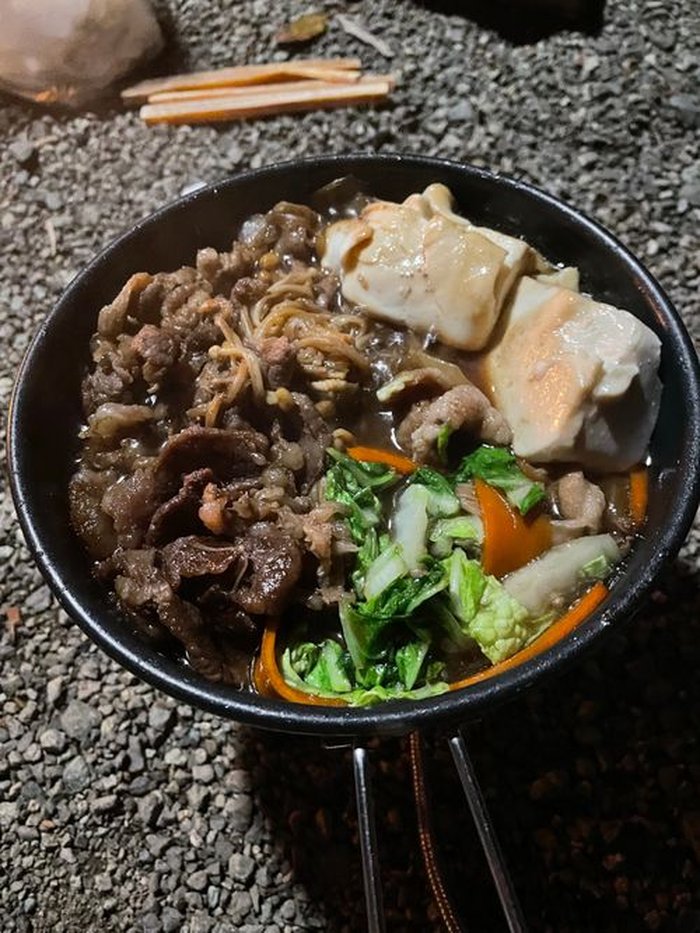 牛肉と豆腐、白菜、にんじんを煮込んだすき焼き