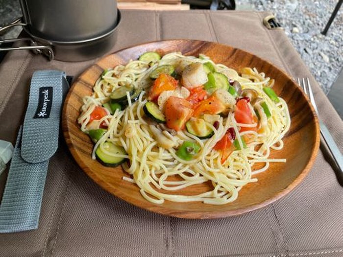 夏野菜とフレッシュトマトのパスタ。ホタテとトマト、ズッキーニを合わせたオイルパスタ