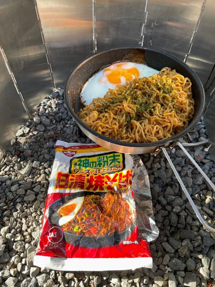 目玉焼きをのせた焼きそば、青のりと紅生姜を添えて