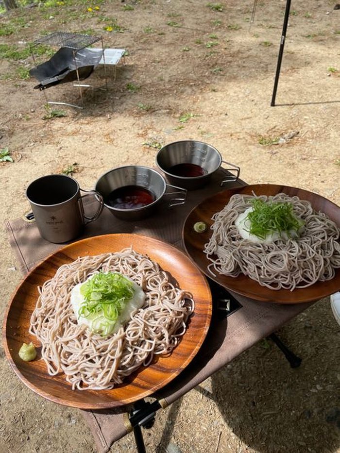 とろろと刻みネギをのせた冷たい蕎麦2皿